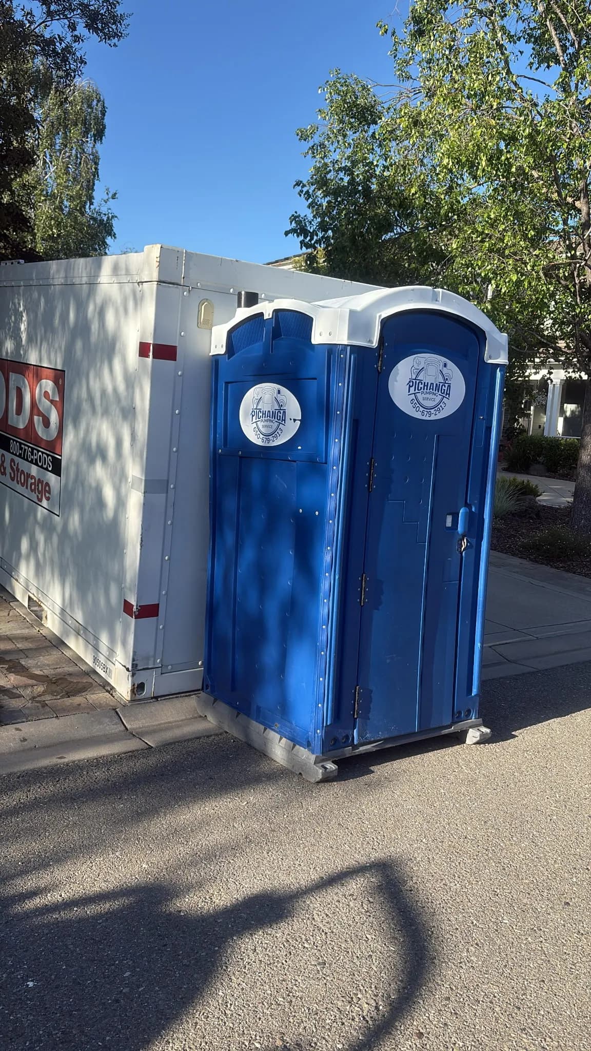 Portable restroom rental delivered by Pichanga